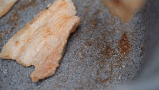 煎五花肉過程
