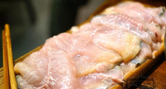 吃火鍋也要有儀式感，不用火而是用石頭來加熱，五個人吃了300多