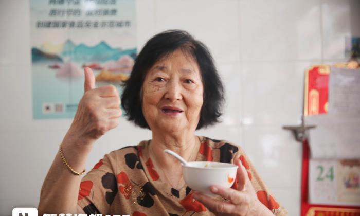 陳奶奶為獺水灣魚丸店裡的魚丸點贊