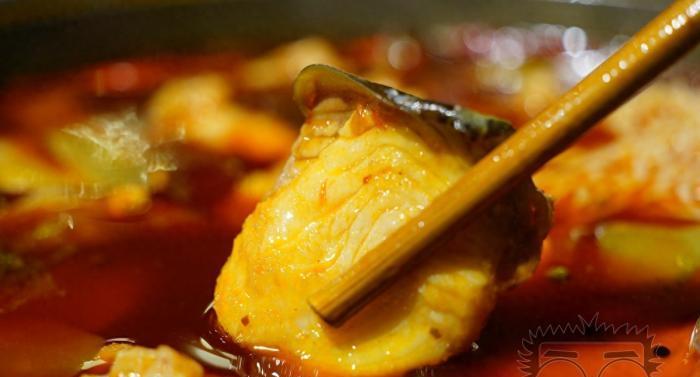 吃火鍋也要有儀式感，不用火而是用石頭來加熱，五個人吃了300多