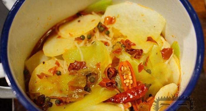 吃火鍋也要有儀式感，不用火而是用石頭來加熱，五個人吃了300多