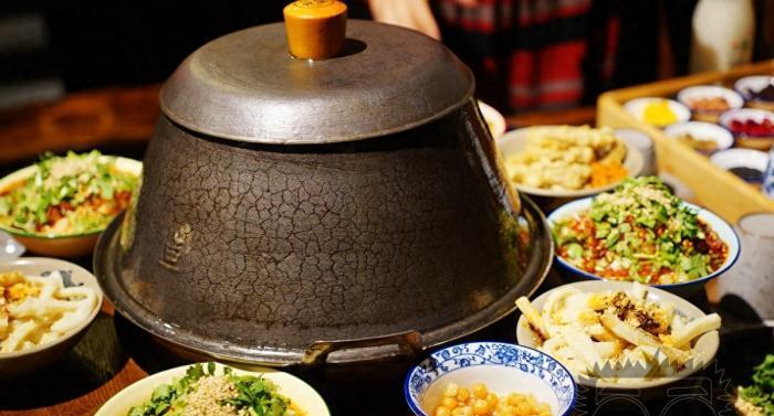 吃火鍋也要有儀式感，不用火而是用石頭來加熱，五個人吃了300多