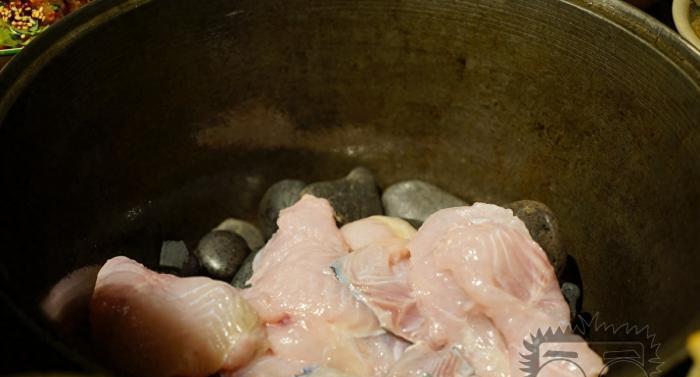 吃火鍋也要有儀式感，不用火而是用石頭來加熱，五個人吃了300多