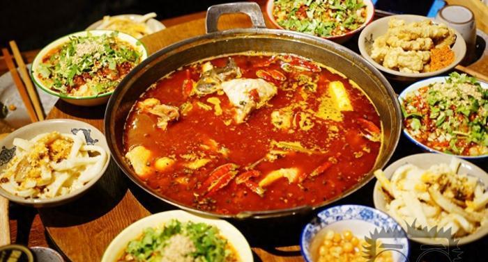 吃火鍋也要有儀式感，不用火而是用石頭來加熱，五個人吃了300多