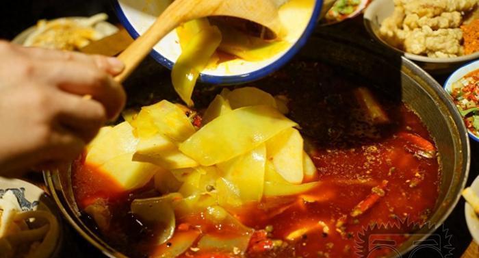 吃火鍋也要有儀式感，不用火而是用石頭來加熱，五個人吃了300多