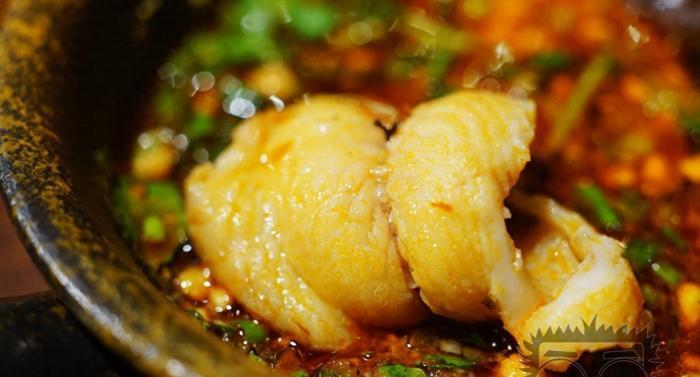 吃火鍋也要有儀式感，不用火而是用石頭來加熱，五個人吃了300多