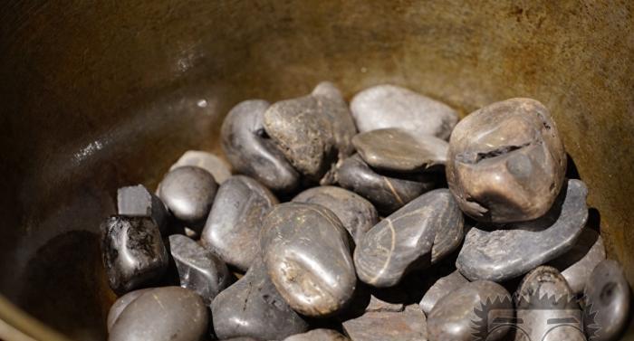 吃火鍋也要有儀式感，不用火而是用石頭來加熱，五個人吃了300多